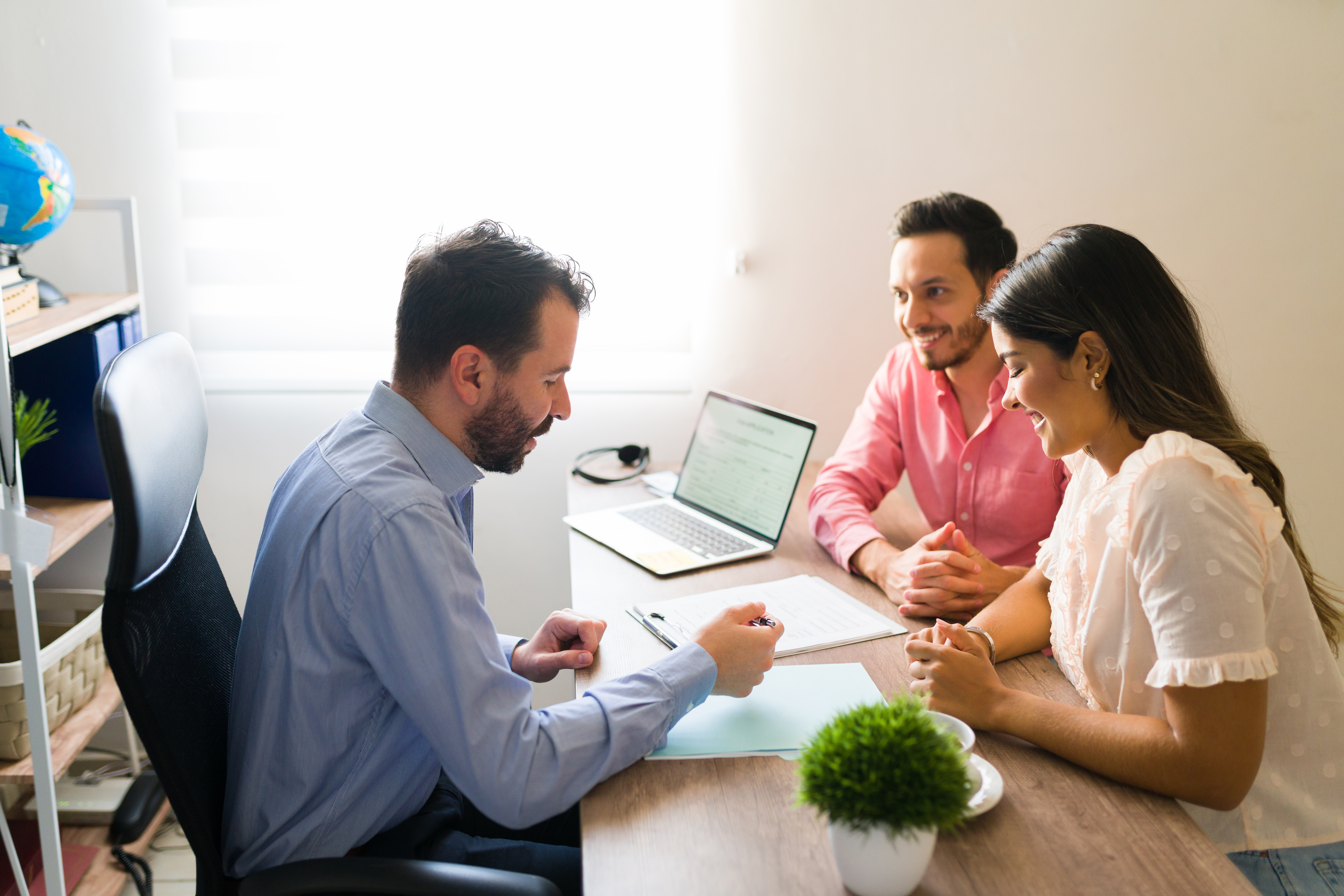 Profissional analisando seguros